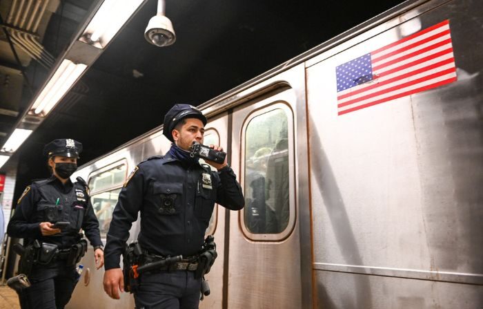 La policía de la ciudad de Nueva York investiga un incidente en un tren Uptown 4 después de que se activara el freno de emergencia cerca de Union Square el 12 de abril de 2022 en la ciudad de Nueva York.  (Alexi J. Rosenfeld/Getty Images)