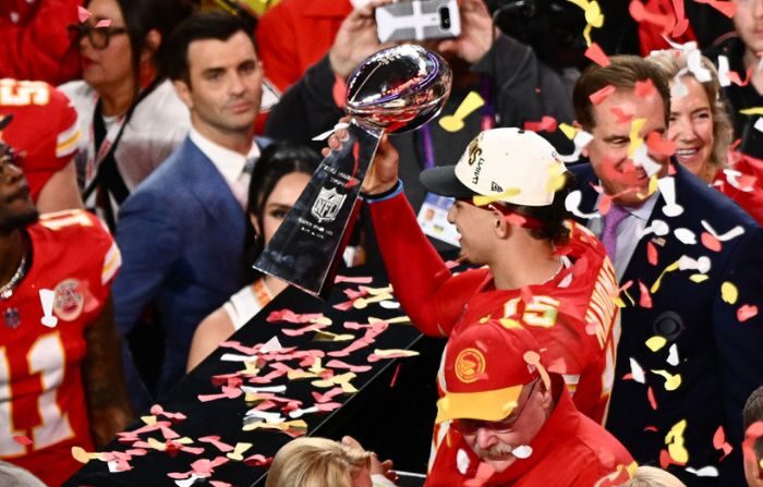 El quarterback de los Kansas City Chiefs #15 Patrick Mahomes sostiene el trofeo tras ganar la Super Bowl LVIII contra los San Francisco 49ers en el Allegiant Stadium de Las Vegas, Nevada, el 11 de febrero de 2024. (PATRICK T. FALLON/AFP vía Getty Images)