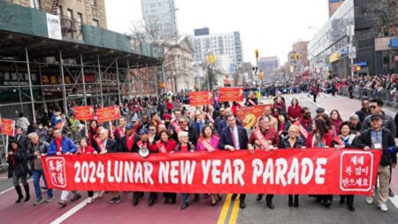 Gob. de NY y alcalde Adams celebran en el desfile del Año Nuevo Chino: «El mejor lugar para celebrar»