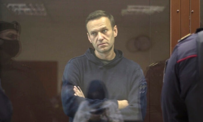 Alexéi Navalni se encuentra en una cárcel de cristal durante una audiencia sobre sus cargos de difamación, en el Tribunal de Distrito de Babuskinsky en Moscú, Rusia, el 5 de febrero de 2021. (Tribunal de Distrito de Babuskinsky vía AP)