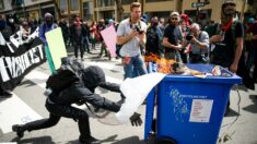 Acusar a extrema derecha pero no a Antifa por disturbios es “constitucionalmente inadmisible”, dice juez
