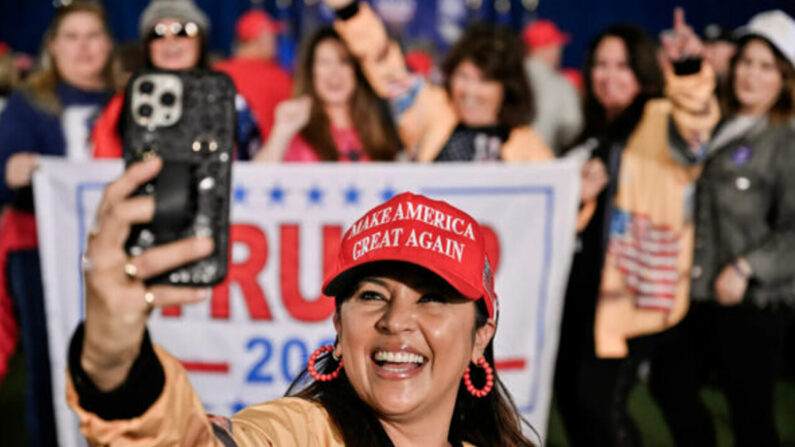 Una mujer se toma una selfie antes de un evento de campaña con el expresidente Donald Trump, en Las Vegas, el 27 de enero de 2024. (David Becker/Getty Images)