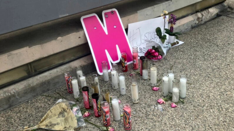 Un monumento al lado de la calle para Maleesa Mooney, quien fue asesinada en su apartamento, se exhibe en el centro de Los Ángeles, el 20 de septiembre de 2023. (John Antczak/AP)