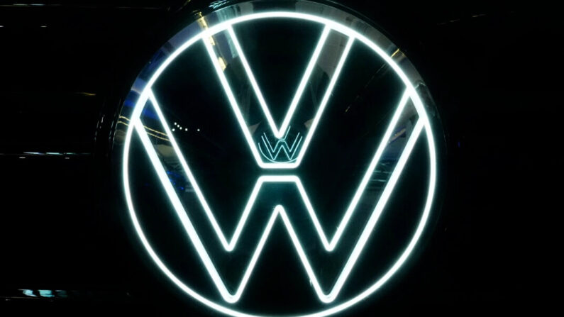 Logotipo de Volkswagen en un auto de exhibición en el Salón Internacional del Automóvil de Pittsburgh, en Pittsburgh, el 15 de febrero de 2024. (Gene J. Puskar/AP)