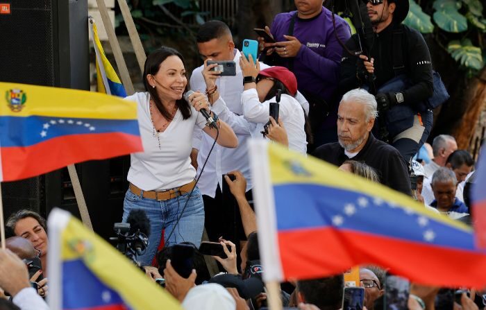La aspirante presidencial de la coalición de oposición, María Corina Machado, habla con sus partidarios en un evento de campaña en Caracas, Venezuela, el martes 23 de enero de 2024. (Foto AP/Jesús Vargas)