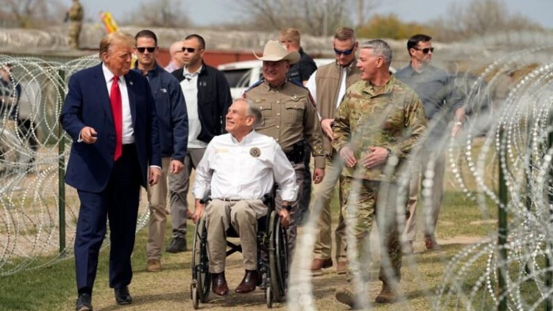 El candidato presidencial republicano, el expresidente Donald Trump, habla con el gobernador de Texas, Greg Abbott, durante una visita a la frontera entre México y Estados Unidos, en Eagle Pass, Texas, el 29 de febrero de 2024. (Eric Gay/AP)
