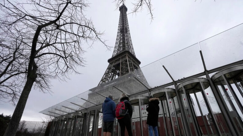 Visitantes ante las puertas cerradas de acceso a la Torre Eiffel en París el 20 de febrero de 2024. (Michel Euler/Foto AP)