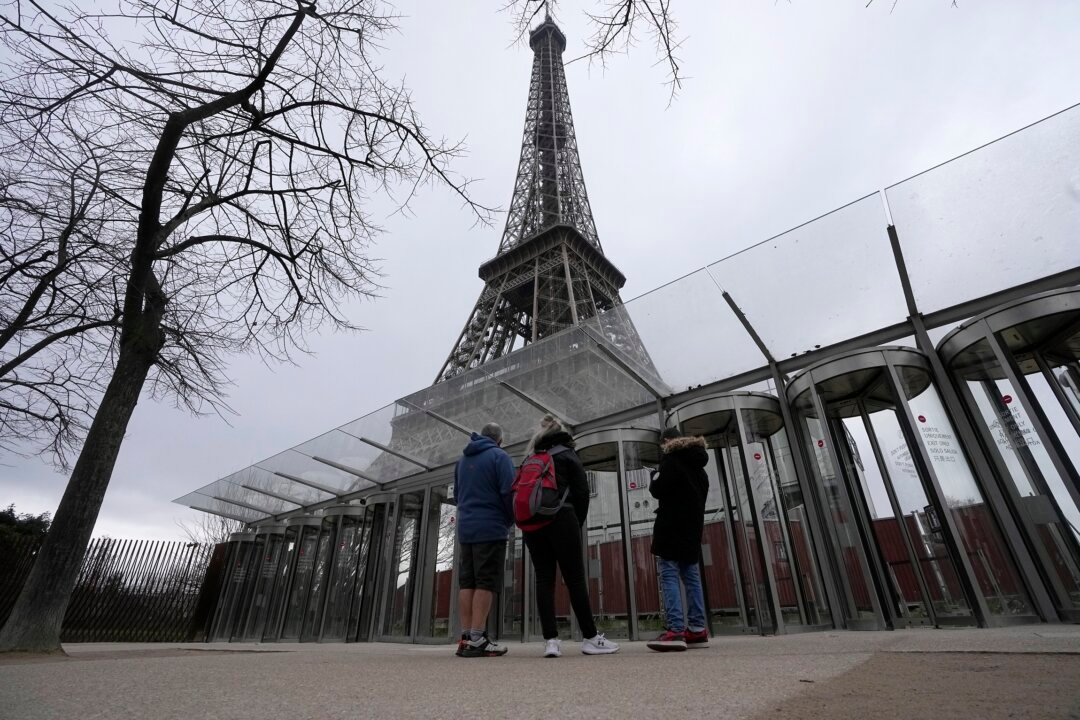 Torre Eiffel reabre tras seis días cerrada por huelga de empleados