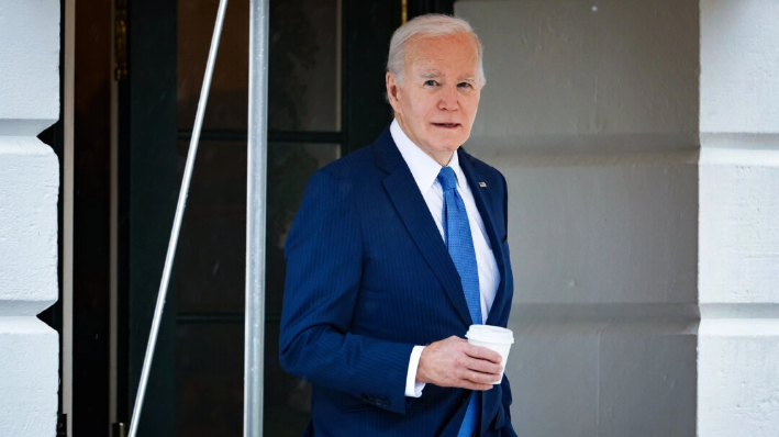 El presidente Joe Biden sale de la Casa Blanca antes de subir al helicóptero presidencial Marine One, el 28 de febrero de 2024. (Chip Somodevilla/Getty Images)