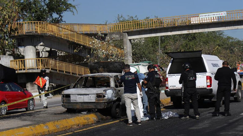 Policías de la fiscalía del estado de Guerrero resguardan la zona donde fue asesinado un taxista el 5 de febrero de 2024, en el municipio de Chilpancingo en el estado de Guerrero (México). EFE/José Luis de la Cruz