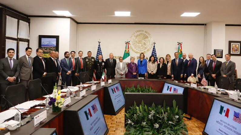 Fotografía cedida por la Secretaria de Relaciones Exteriores (SRE) donde se observa a su secretaria Alicia Barcena (c-i) acompañada de la asesora de Seguridad Nacional de la Casa Blanca, Elizabeth Sherwood-Randall (c-d), durante una reunión bilateral en Ciudad de México (México). EFE/Secretaria de Relaciones Exteriores