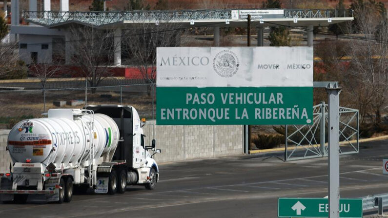 Un vehículo transita por el área de carga de Puente de Tornillo, el 8 de febrero de 2024, en Ciudad Juárez (México). EFE/Luis Torres
