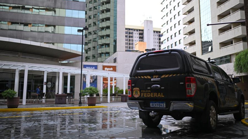Fotografía de un vehículo de la Policía Federal (PF) frente a la sede del Partido Liberal, en una investigación contra Valdemar Costa Neto, este 8 de febrero de 2024, en Brasilia (Brasil). EFE/ André Borges