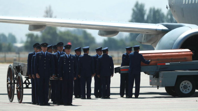 Miembros de la Fuerza Aérea de Chile descargan el féretro con el cuerpo del expresidente chileno Sebastián Piñera en el aeropuerto de Pudahuel, en Santiago (Chile), el 7 de febrero de 2024. (Raul Bravo/AFP vía Getty Images)