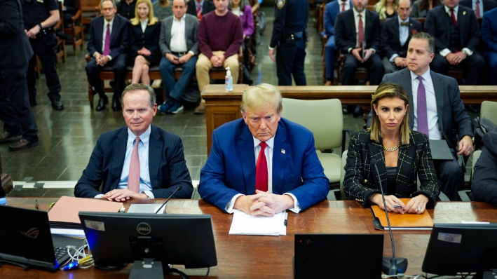 El expresidente Donald Trump y sus abogados Christopher Kise y Alina Habba asisten a los alegatos finales en el juicio por fraude civil de la Organización Trump en el Tribunal Supremo del Estado de Nueva York en la ciudad de Nueva York el 11 de enero de 2024. (Seth Wenig/Getty Images)