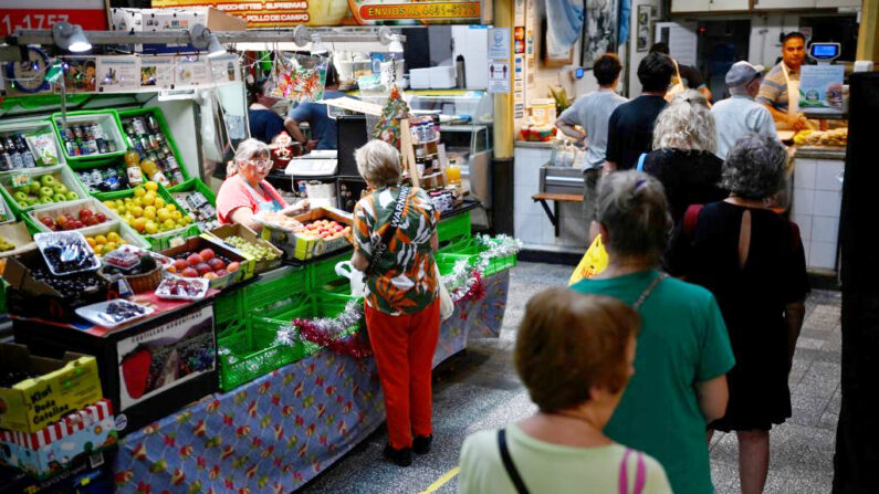 La gente hace cola en un mercado de Buenos Aires (Argentina) el 5 de enero de 2024. (Luis Robayo/AFP vía Getty Images)