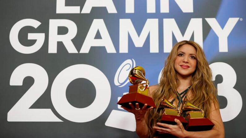 Fotografía de archivo del 16 de noviembre de 2023 donde aparece la cantante colombiana Shakira posando con los tres premios conseguidos durante la gala anual de los Latin Grammy, en Sevilla, España. EFE/ Jose Manuel Vidal