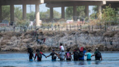 Autoridades mexicanas rescatan a 8 migrantes en el Río Bravo
