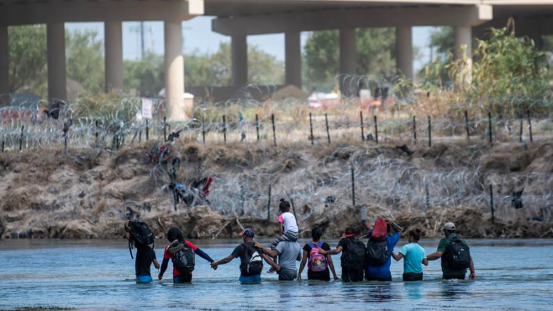Un grupo de migrantes intenta cruzar el río Bravo para llegar a los Estados Unidos desde Piedras Negras, Coahuila (México). Imagen de archivo. EFE/Miguel Sierra