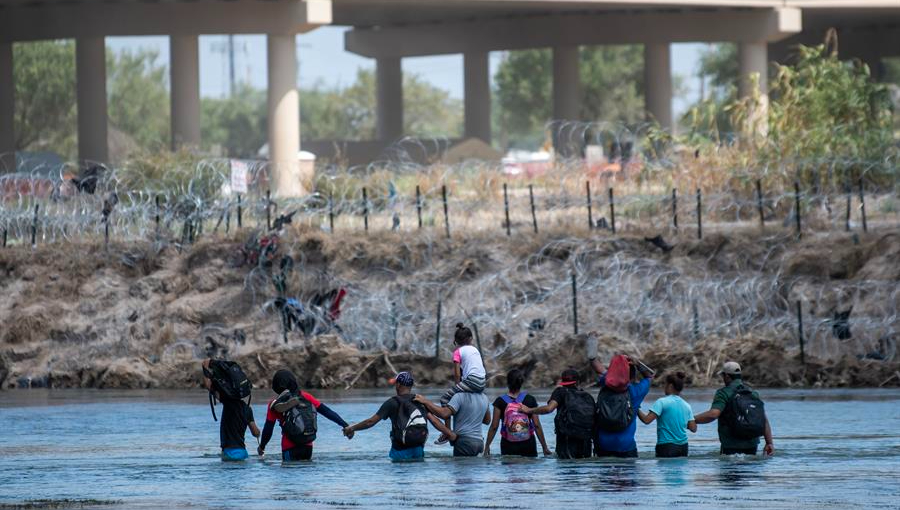 Autoridades mexicanas rescatan a 8 migrantes en el Río Bravo