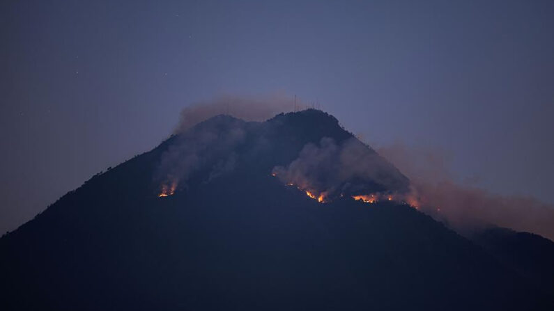 Fotografía de un incendio en el volcán de Agua el 22 de febrero de 2024, desde la ciudad colonial de Antigua Guatemala (Guatemala). EFE/David Toro