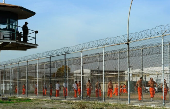 Reclusos hacen ejercicio en el patio de la prisión estatal de Chino, California, el 10 de diciembre de 2010. (Kevork Djansezian/Getty Images)