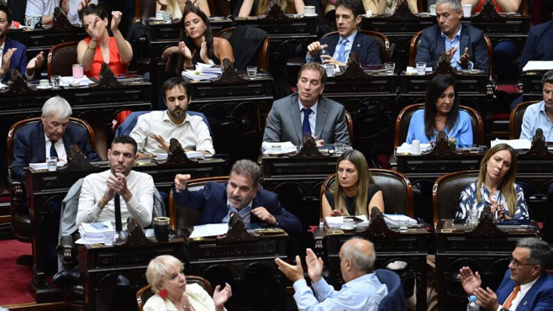 Diputados argentinos participan en la sesión plenaria en la cual se retomó el debate de la "ley ómnibus", impulsada por el gobierno de Javier Milei, este 2 de febrero de 2024. EFE/ Matías Martín Campaya