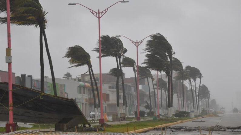 Fotografía de archivo de fuertes vientos en el municipio de Coatzacoalcos en el estado de Veracruz (México). EFE/ Ángel Hernández