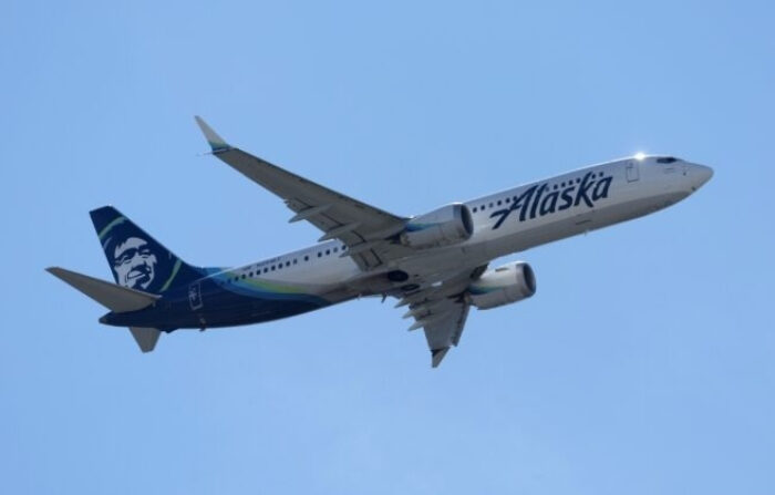 Un avión de Alaska Airlines despega del Aeropuerto Internacional de San Francisco el 7 de marzo de 2022. (Justin Sullivan/Getty Images)
