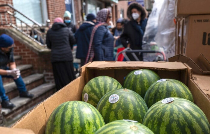 La gente hace cola para la distribución de alimentos en Brooklyn, Nueva York, el 1 de marzo de 2023. (Spencer Platt/Getty Images)