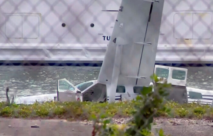 En esta captura de pantalla capturada del video de WPLG-TV, se ve un avión remolcado en Miami, el viernes 23 de febrero de 2024, después de que las autoridades dijeran que el hidroavión se volcó mientras intentaba aterrizar cerca de PortMiami. El Cuerpo de Bomberos de Miami-Dade dice que el avión cayó en un canal entre las terminales de cruceros del puerto y una calzada que conecta Miami con Miami Beach. No se reportaron heridos graves. (WPLG-TV vía AP)