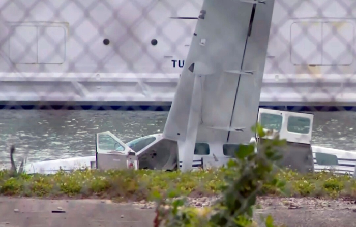 Hidroavión se vuelca y cae al agua cerca de puerto de Miami, 7 pasajeros salen ilesos