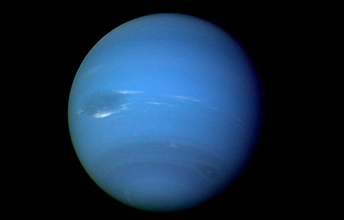 El planeta Neptuno fotografiado por la nave espacial Voyager 2 en agosto de 1989, procesado para mejorar la visibilidad de las pequeñas características. (NASA vía AP)