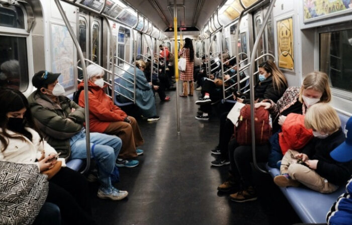 La gente viaja en un tren subterráneo F de la MTA en la ciudad de Nueva York el 11 de marzo de 2022. (Spencer Platt/Getty Images)
