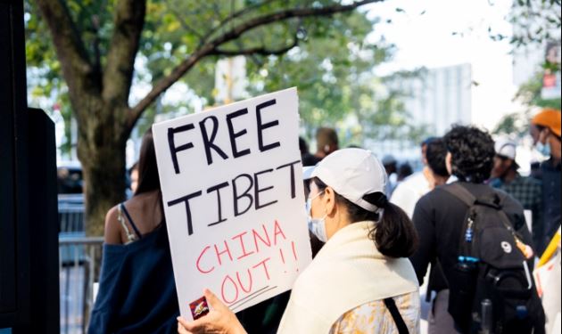Tibetanos protestan junto a la sede de las Naciones Unidas en Nueva York el 20 de septiembre de 2023. (Chung I Ho/The Epoch Times)