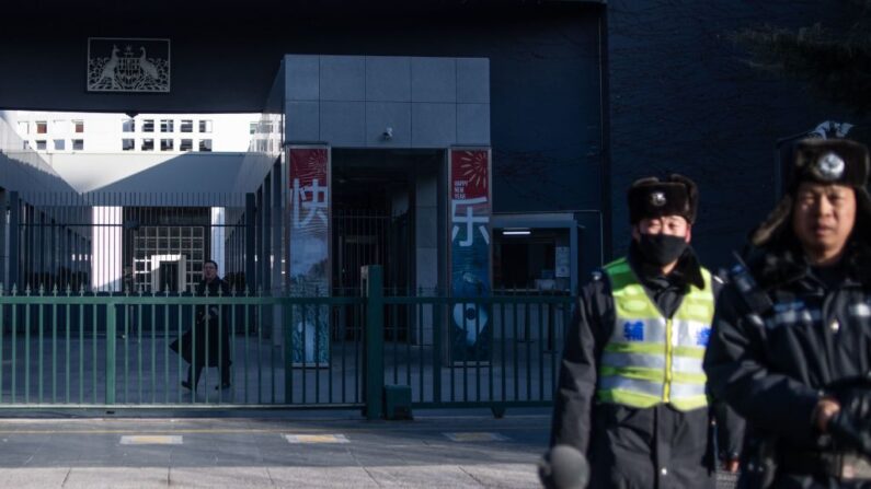 Policías chinos patrullan frente a la embajada de Australia en Beijing (China) el 25 de enero de 2019. (Fred Dufour/AFP vía Getty Images)