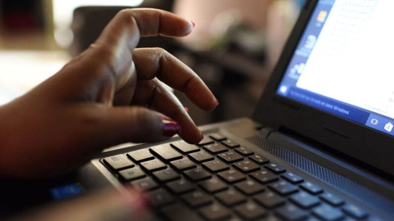 Una mujer utiliza un ordenador portátil en una imagen de archivo. (Issouf Sanogo/AFP vía Getty Images)