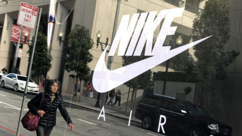 El logotipo de Nike se muestra en un escaparate de una tienda Nike el 21 de marzo de 2019 en San Francisco, California. (Justin Sullivan/Getty Images)