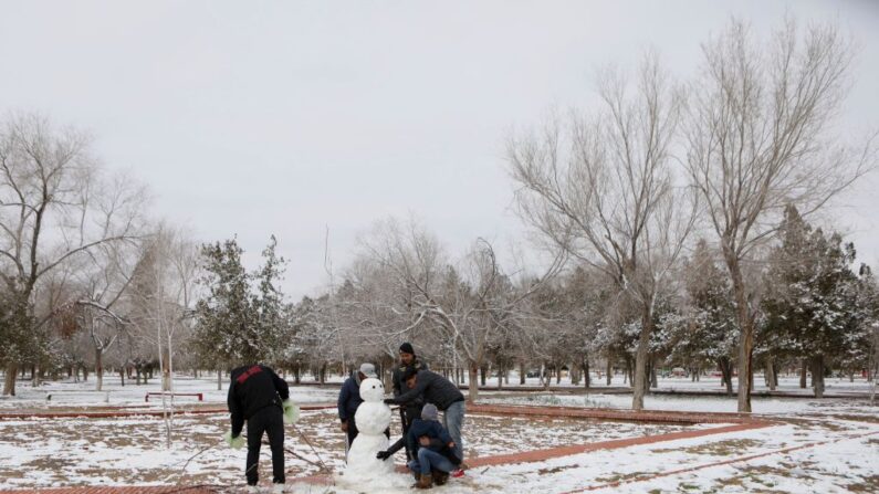 La gente juega en la nieve después de una tormenta de invierno en Ciudad Juárez, estado de Chihuahua, México, frontera con El Paso, Texas, EE.UU., el 3 de febrero de 2022. (Herika Martinez/AFP vía Getty Images)