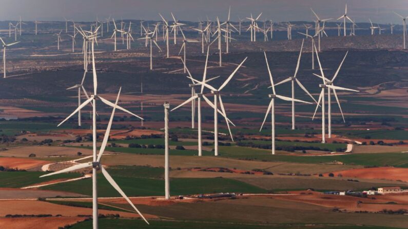 Esta fotografía muestra varios aerogeneradores en un parque eólico en Villar de los Navarros (provincia de Zaragoza) el 5 de abril de 2022. El país planea desmantelar sus envejecidas turbinas en un futuro próximo. (Foto de CESAR MANSO/AFP vía Getty Images)