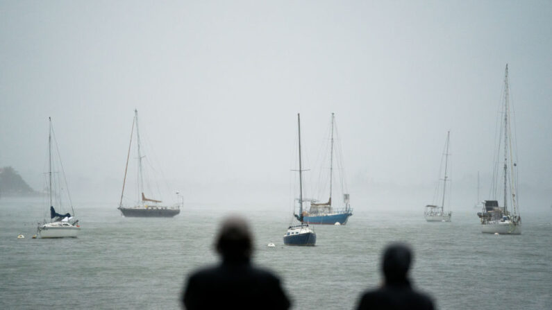 La gente observa los veleros en la Bahía de Sarasota mientras el 28 de septiembre de 2022 en Sarasota, Florida. (Sean Rayford/Getty Images)