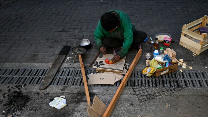Un indigente prepara una comida en una calle de Buenos Aires (Argentina) el 28 de septiembre de 2022. (Luis Robayo/AFP vía Getty Images)