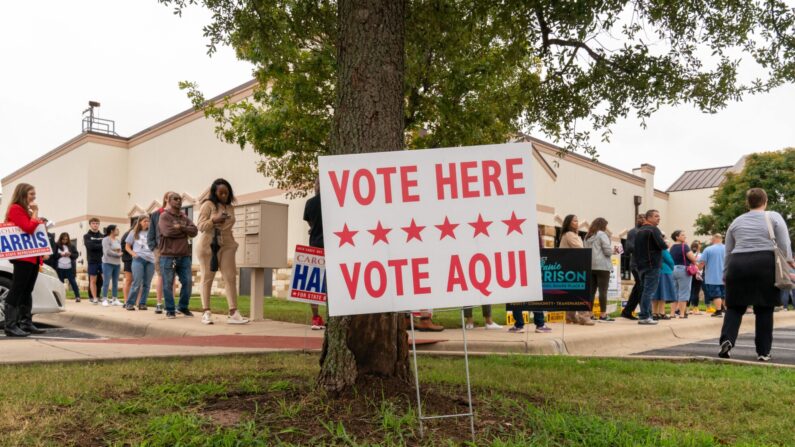 Una fila de votantes fuera de la estación electoral de la Sucursal del Condado de Williamson en Round Rock, Texas, el 8 de noviembre de 2022. (Foto de SUZANNE CORDEIRO / AFP) 