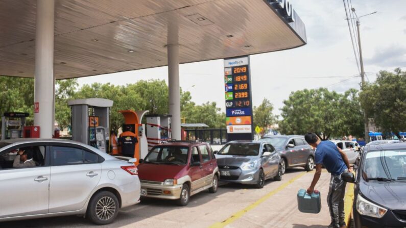 Coches hacen cola en una gasolinera para conseguir combustible en Arequipa, Perú, el 25 de enero de 2023. (Ivan Flores/AFP vía Getty Images)