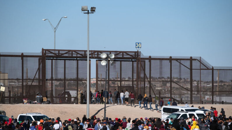 Agentes de la patrulla fronteriza estadounidense procesan a personas que entran en Estados Unidos desde Ciudad Juárez, estado de Chihuahua, México, el 29 de marzo de 2023. (Guillermo Arias/AFP vía Getty Images)
