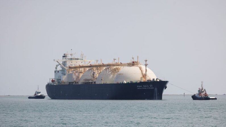 Esta imagen muestra el barco cisterna "Lalla Fatma N'Soumer" llegando para entregar GNL (Gas Natural Licuado) al muelle de carga de la terminal de Cavaou en Fos-sur-Mer, el 22 de junio de 2023. (CLEMENT MAHOUDEAU/AFP vía Getty Images)