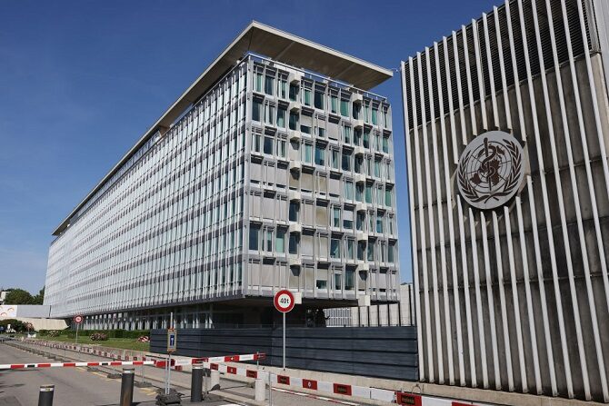 La sede de la Organización Mundial de la Salud (OMS) se alza el 15 de junio de 2021 en Ginebra, Suiza. La organización se ha visto en ocasiones bajo un incómodo foco político durante la pandemia de coronavirus. (Foto de Sean Gallup/Getty Images)