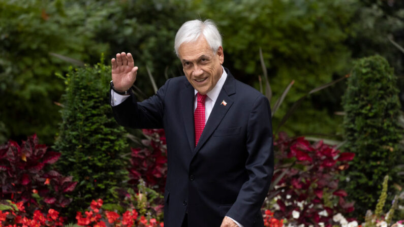 El expresidente de Chile, Sebastián Piñera camina hacia Downing Street para posar para una fotografía con el ex primer ministro británico Boris Johnson el 10 de septiembre de 2021 en Londres, Inglaterra. (Dan Kitwood/Getty Images)