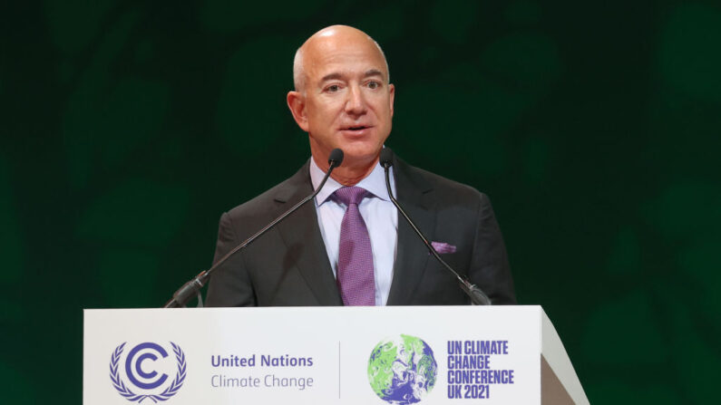 Jeff Bezos habla durante un evento de Acción sobre Bosques y Uso de la Tierra en el tercer día de la COP26 el 02 de noviembre de 2021 en Glasgow, Escocia. (Chris Jackson/Getty Images)