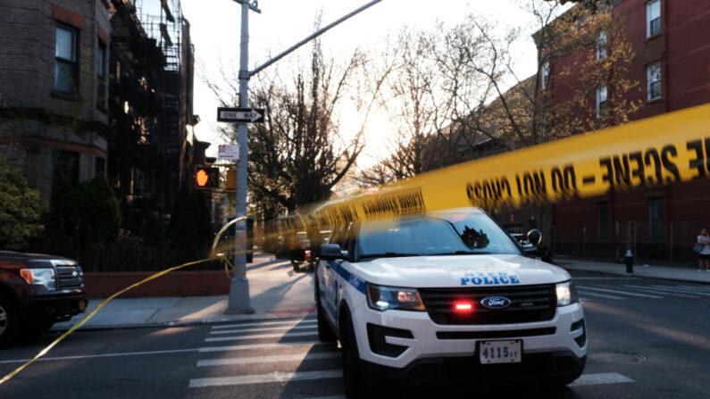 Arrestan en Arizona al sospechoso del asesinato de una ecuatoriana en hotel de Nueva York. En la imagen la policía de la ciudad de Nueva York llega al lugar de un tiroteo el 13 de abril de 2023 en el barrio Bedford-Stuyvesant del distrito de Brooklyn NYC. (Spencer Platt/Getty Images)